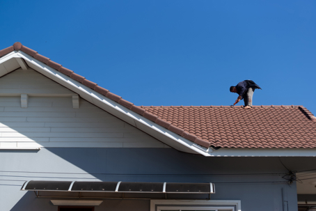 roofing contractor Seal the roof leaks with silicone sealant